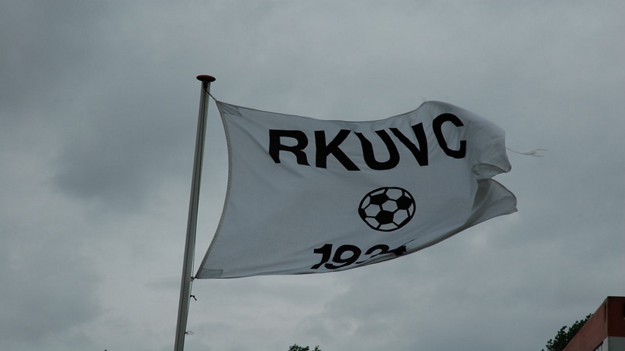 Teams van RKUVC houden een minuut stilte voor overleden jeugdspeler