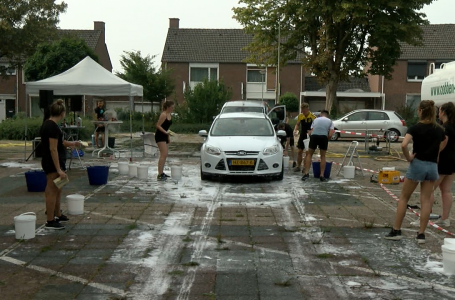 Voetbaldames SV Meerssen wassen auto’s voor kantine