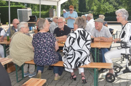 Buurtbusvrijwilligers verrassen ook bewoners Brommelen en Meerstraat Bunde