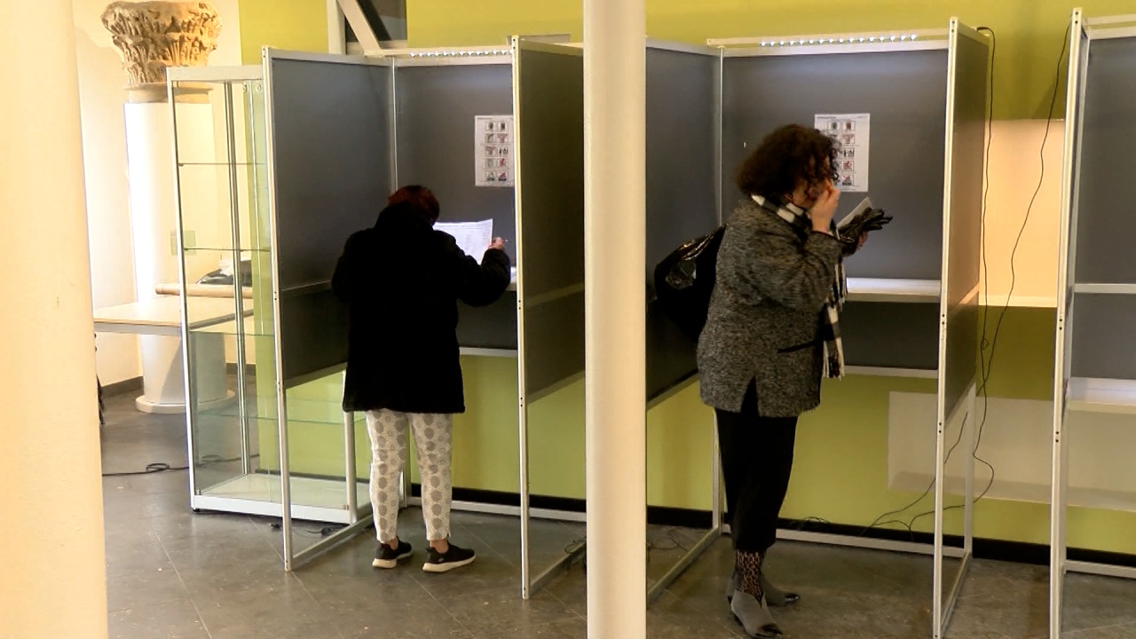 Eerste kiezers naar de stembureaus