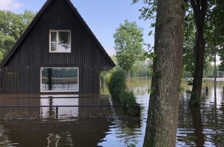 Houten huis afgebroken na watersnood: ‘Er komt iets nieuws en ik blijf’
