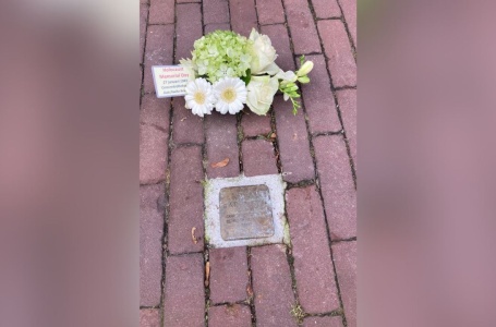 Anonieme weldoener maakt bloemstukjes voor struikelstenen op Herdenkingsdag Holocaust
